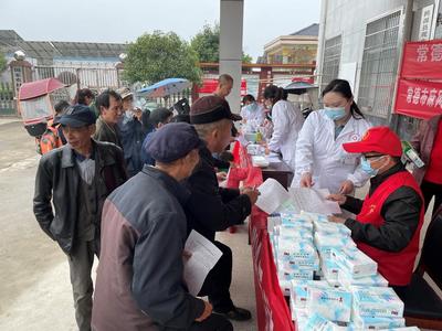 市皮防所黨員志愿者 健康義診進(jìn)鄉(xiāng)村，麻風(fēng)防治人人知，營養(yǎng)健康咨詢暖人心